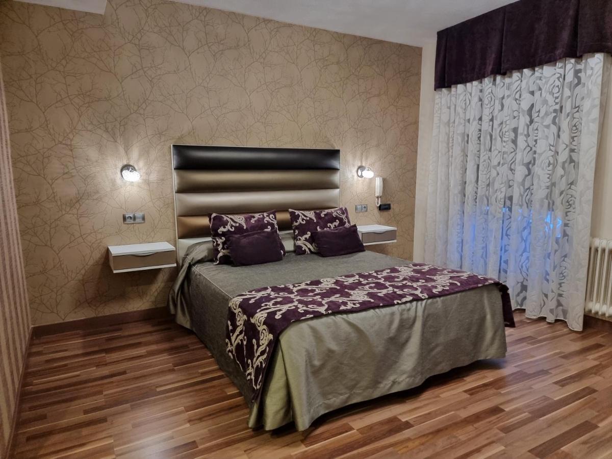 Hostal Sainz Riaño Kültér fotó